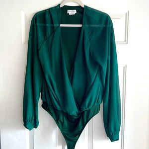Beautiful emerald green LOVERS + FRIENDS  silky V-neck bodysuit - Size L